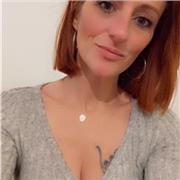 Professeur particulier donne cours en soutien scolaire à des élèves de collèges. A distance